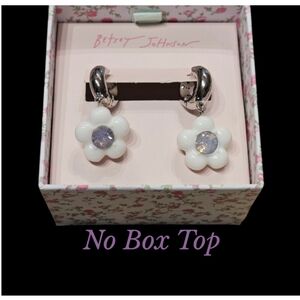 🌸🪻Betsey Spring Daisy Silver Huggie-Hoop Earrings w/White Floral Charms NWT